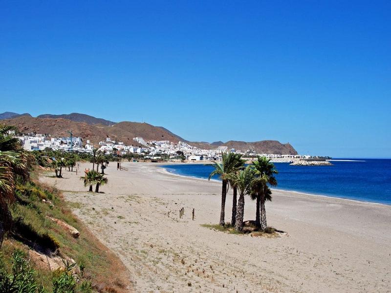 Sandy beach, palm trees, coastal view – Almería, Andalucía | Andaluciatours
