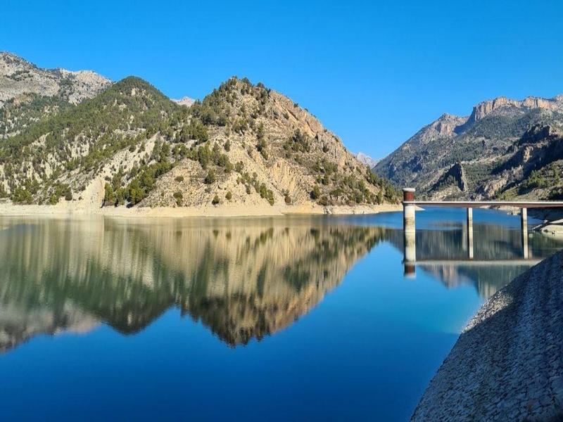 Lake, mountains, reflection – Bajo Guadalquivir, Seville province, Andalucía | Andaluciatours