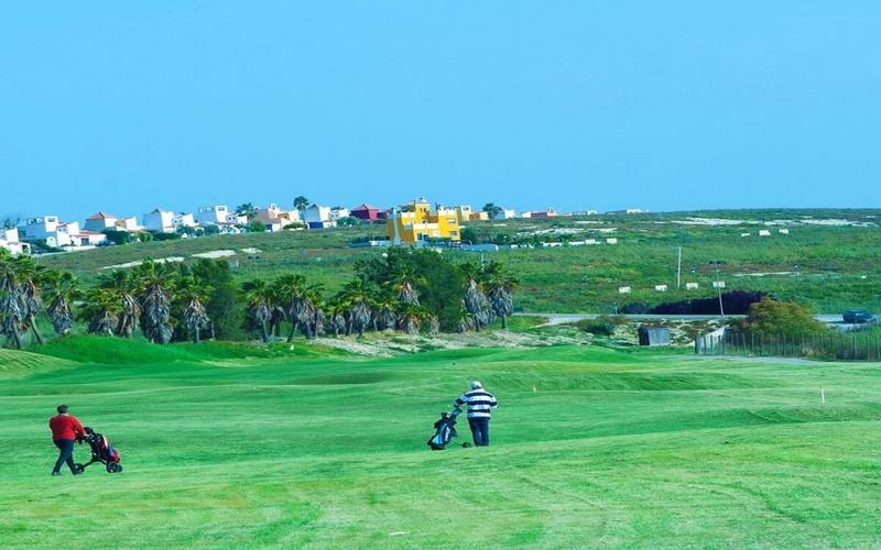 Golf course, golfers, green grass – Club de Campo y Golf La Luna de Doñana, Costa Noroeste, Cádiz | Andaluciatours