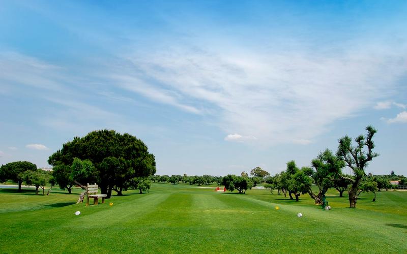 Golf course, green grass, blue sky – Club de Golf Campano, Bahía de Cádiz, Cádiz | Andaluciatours