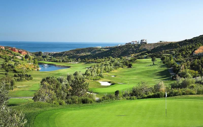 Golf course, green grass, blue sky – Club de Golf Finca Cortesin, Costa del Sol, Málaga | AndaluciaTours