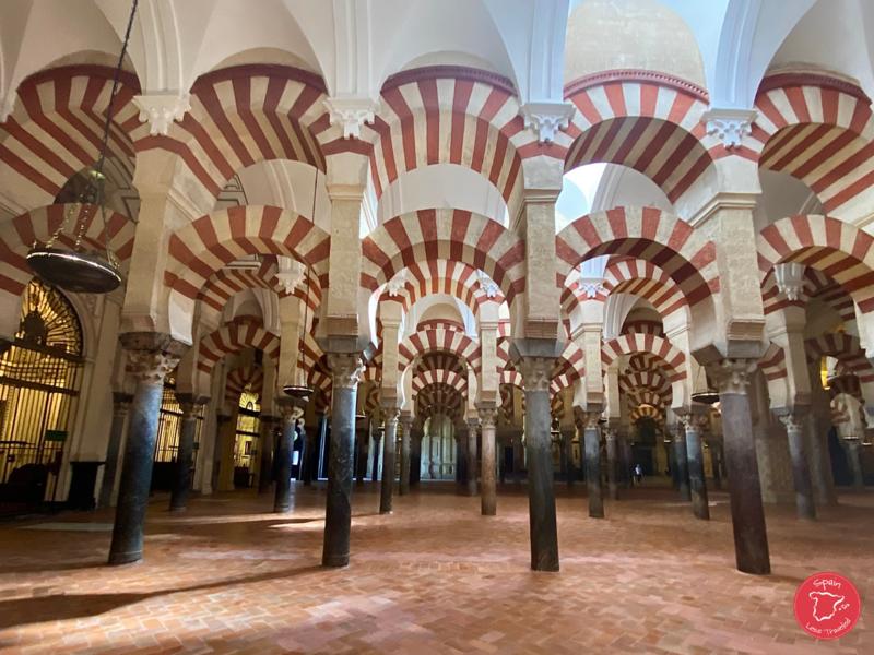 Red-and-white double arches inside Córdoba’s Mezquita | Andaluciatours
