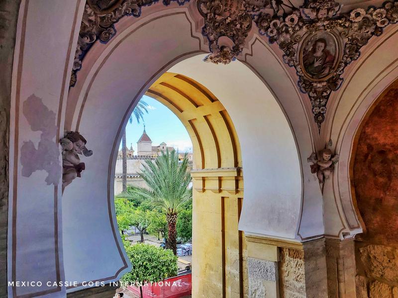 Archway, carvings, greenery – Córdoba, Andalucía | Andaluciatours