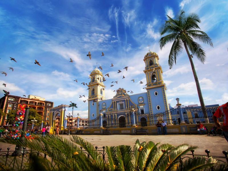 Church, birds, plaza – Córdoba, Córdoba province, Andalucía | Andaluciatours