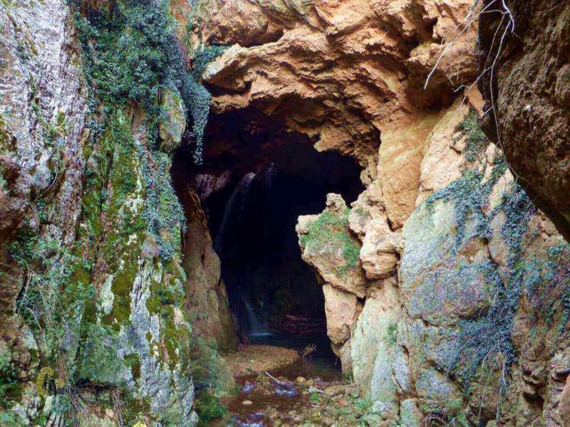 Rock formations, water, cave entrance – Cuenca Minera, Huelva province, Andalucía | Andaluciatours