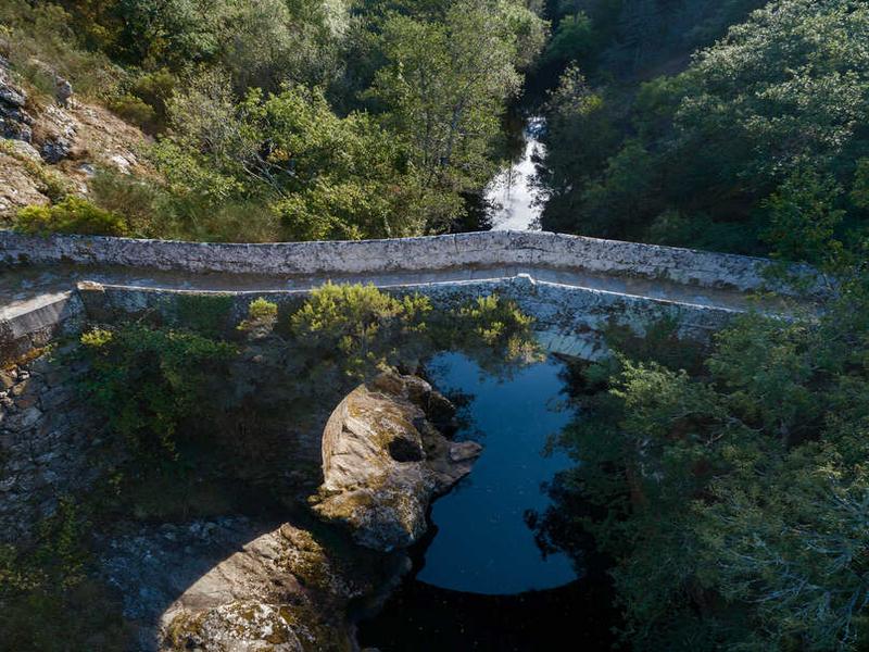 Stone bridge, river, landscape – El Condado, Jaén province, Andalucía | Andaluciatours