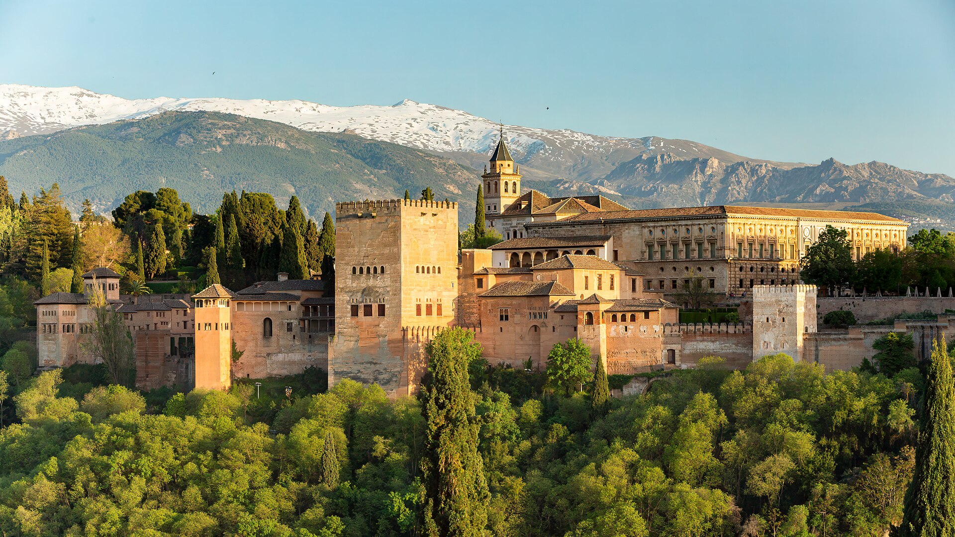 The Alhambra at sunset from the Mirador de San Nicolás, Granada, Andalucía | Andaluciatours