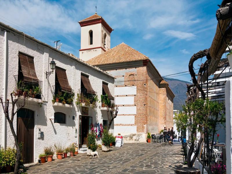 Cobblestone, balconies, architecture – Granada, Andalucía | Andaluciatours
