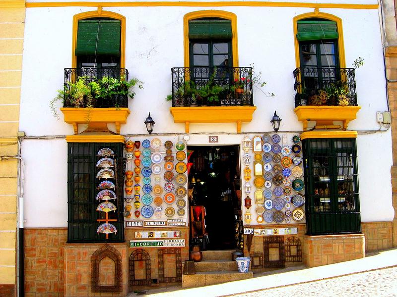 Plates, fans, balconies – Granada, Andalucía | Andaluciatours
