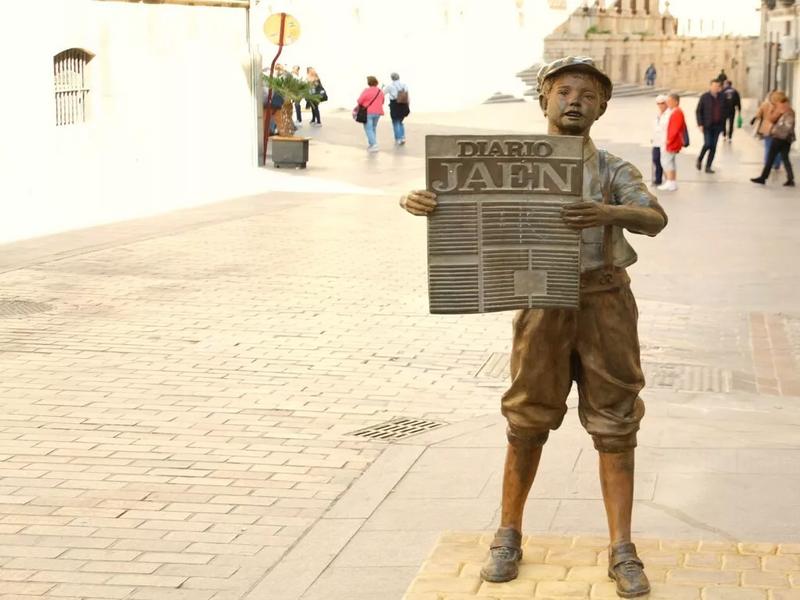 Statue, newspaper, boy – Jaén, Andalucía | Andaluciatours