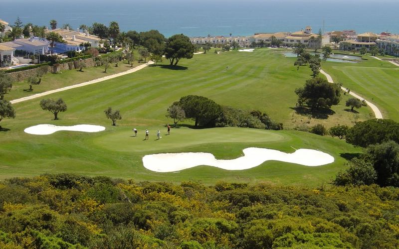 Golf course, fairway, sand trap – La Duquesa Golf Country Club, Costa del Sol, Málaga | AndaluciaTours