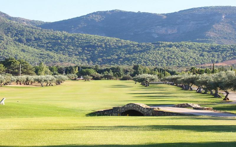 Golf course, green grass, mountains – Lauro Golf, Valle del Guadalhorce, Málaga | AndaluciaTours