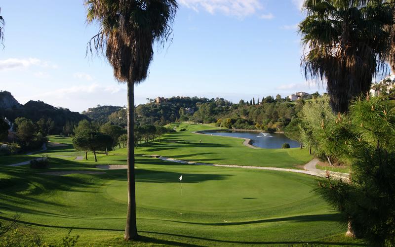 Golf course, palm trees, green – Los Arqueros Golf & Country Club, Costa del Sol, Málaga | Andaluciatours