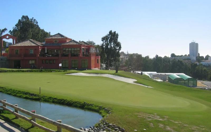 Golf course, clubhouse, water hazard – Magna Golf Marbella, Costa del Sol, Málaga | AndaluciaTours