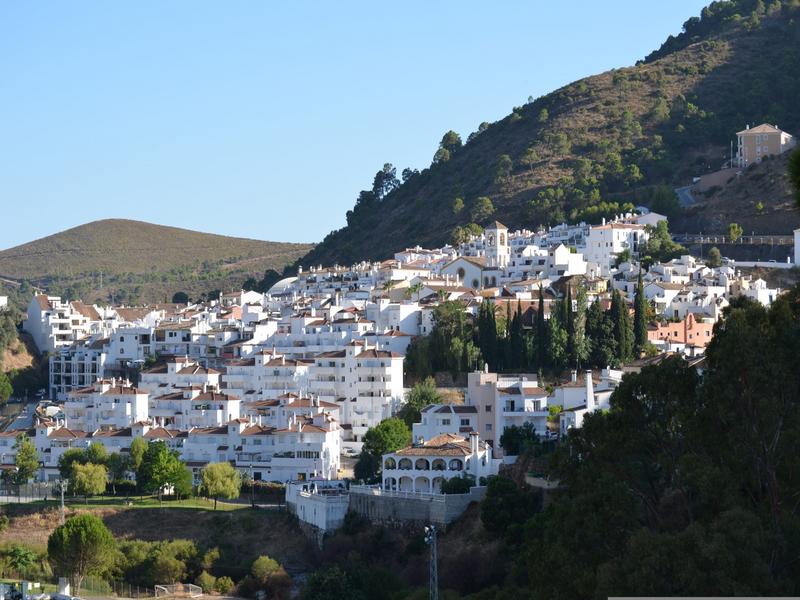 Hillside, white buildings, community – Málaga, Andalucía | Andaluciatours