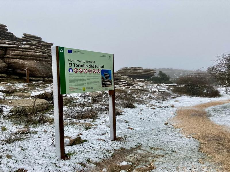 Snow, rock formations, sign – Nororma, Málaga province, Andalucía | Andaluciatours