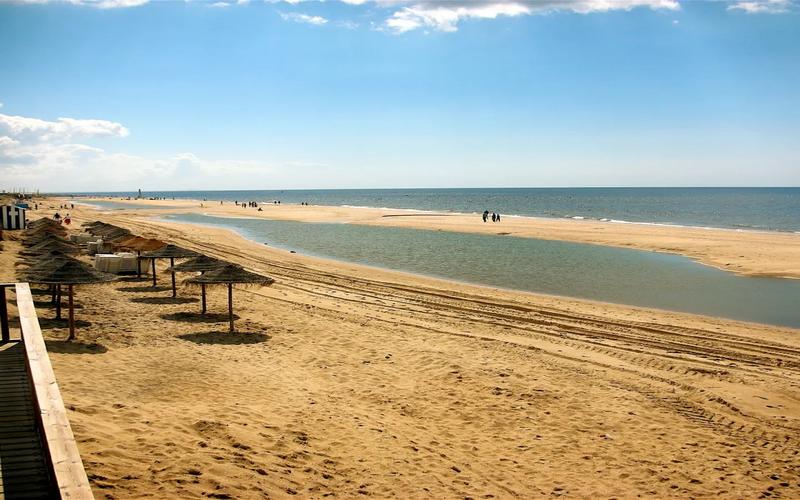 Beach, sand, umbrellas – Playa Islantilla, Costa Occidental, Huelva | Andaluciatours