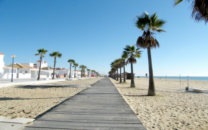 Playa La Antilla in Costa Occidental, Huelva — discover it with Andaluciatours.