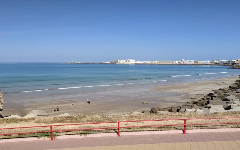 Beach, ocean, cityscape – Playa Santa María del Mar, Bahía de Cádiz, Cádiz | Andaluciatours