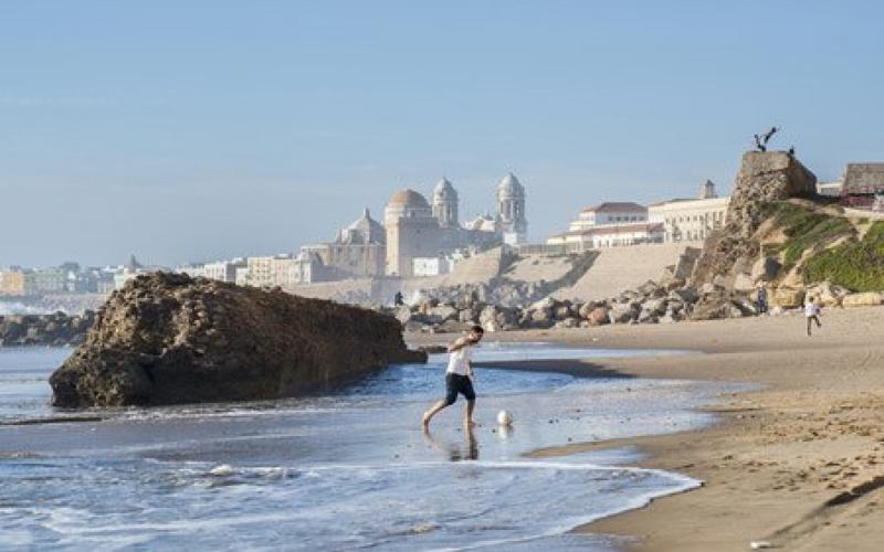Beach, sea, soccer – Playa Santa María del Mar, Bahía de Cádiz, Cádiz | Andaluciatours