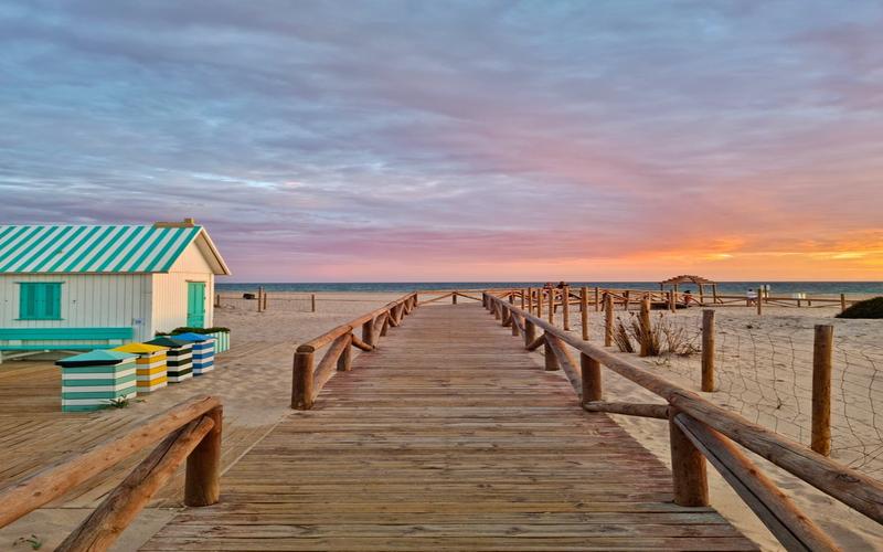 Beach, boardwalk, sunset – Playa de Camposoto, Bahía de Cádiz, Cádiz | Andaluciatours