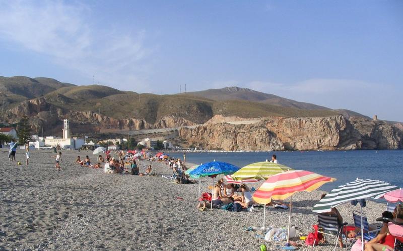 Beach, umbrellas, people – Playa de Carchuna, Costa Granadina, Granada | Andaluciatours