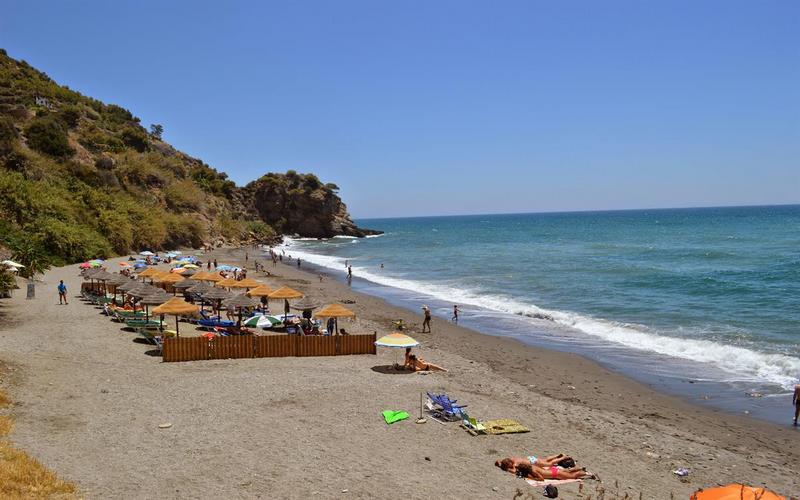 Beach, sea, umbrellas – Playa de Maro, Axarquía, Málaga | Andaluciatours