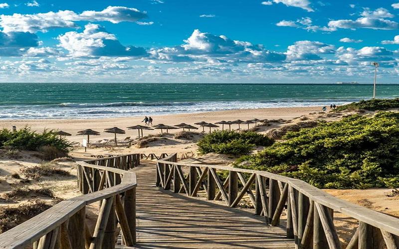 Beach, boardwalk, umbrellas – Playa de Sancti Petri, Bahía de Cádiz, Cádiz | Andaluciatours