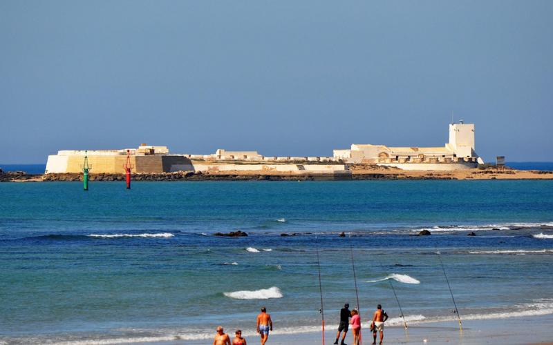 Beach, sea, fort – Playa de Sancti Petri, Bahía de Cádiz, Cádiz | Andaluciatours