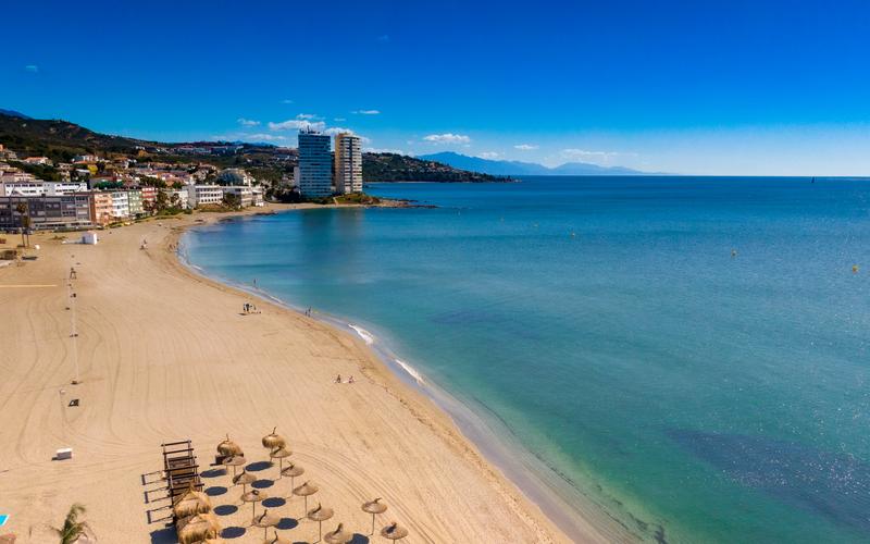 Playa de Torreguadiaro in Campo de Gibraltar, Cádiz — discover it with Andaluciatours.