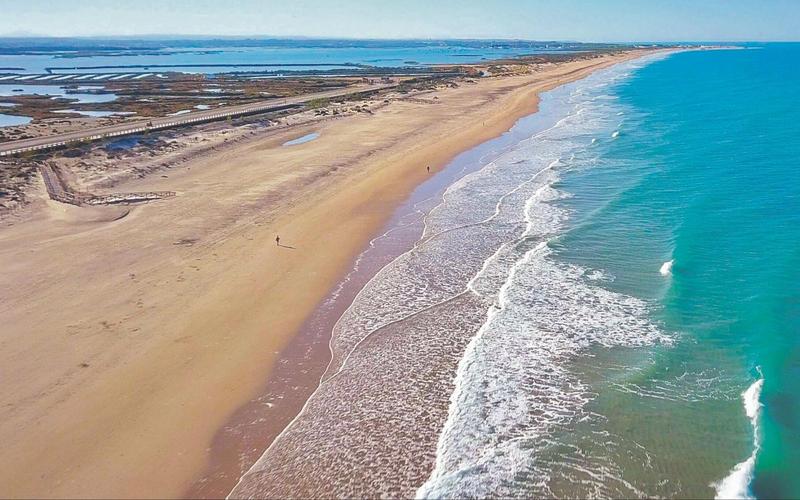 Playa de Urrutia in Bahía de Cádiz, Cádiz — discover it with Andaluciatours.