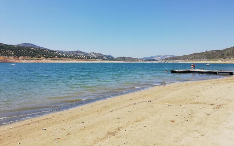 Beach, water, mountains – Playa de Valdearenas, Subbética, Córdoba | Andaluciatours