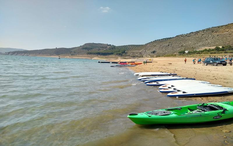 Kayak, paddleboards, beach – Playa de Valdearenas, Subbética, Córdoba | Andaluciatours