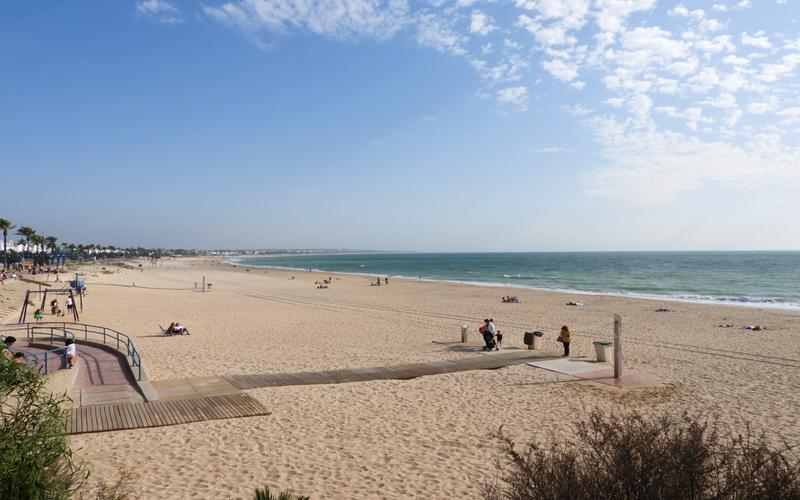 Beach, sand, ocean – Playa de la Barrosa, Bahía de Cádiz, Cádiz | Andaluciatours