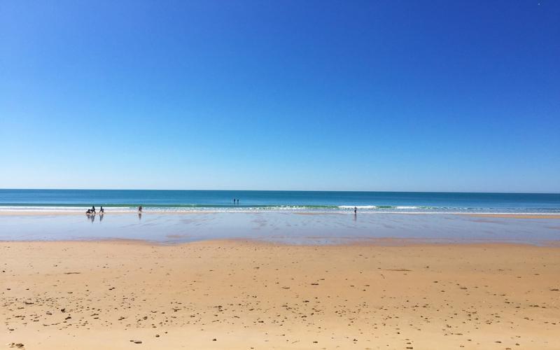 Beach, sea, sand – Playa de la Barrosa, Bahía de Cádiz, Cádiz | Andaluciatours
