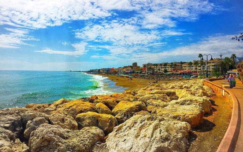 Playa de la Carihuela in Costa del Sol, Málaga — discover it with Andaluciatours.