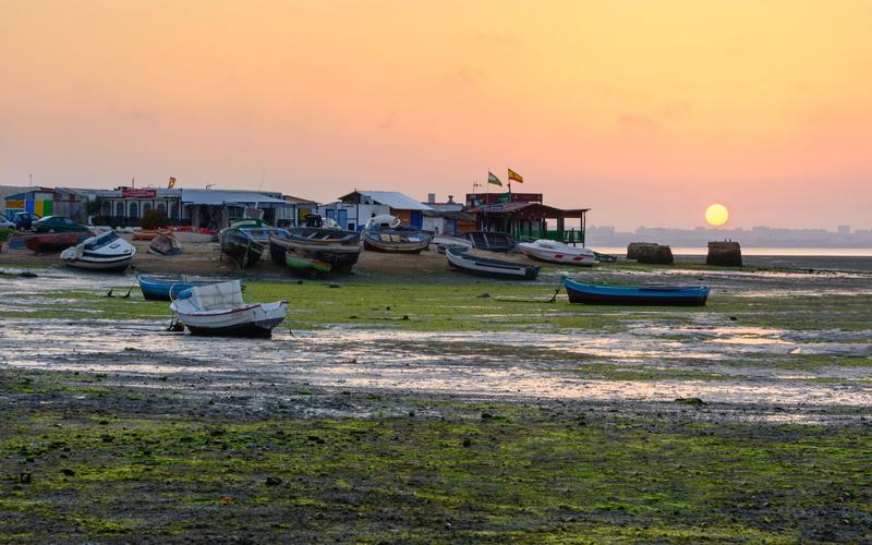 Boats, low tide, sunset – Playa de la Casería, Bahía de Cádiz, Cádiz | Andaluciatours