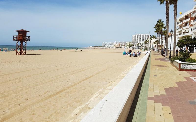 Beach, lifeguard tower, coastline – Playa de la Costilla, Costa Noroeste, Cádiz | Andaluciatours
