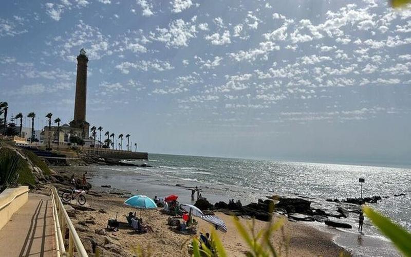 Beach, lighthouse, ocean – Playa de la Gamba, Bahía de Cádiz, Cádiz | Andaluciatours