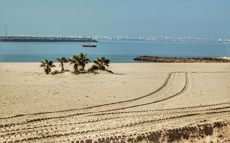 Playa de la Puntilla in Bahía de Cádiz, Cádiz — discover it with Andaluciatours.