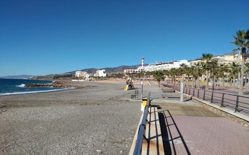 Beach, palm trees, promenade – Playa de la Sirena Loca, Poniente Almeriense, Almería | Andaluciatours