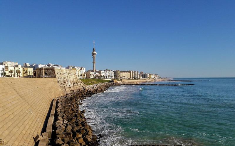 Beach, coast, cityscape – Playa de la Victoria, Bahía de Cádiz, Cádiz | Andaluciatours