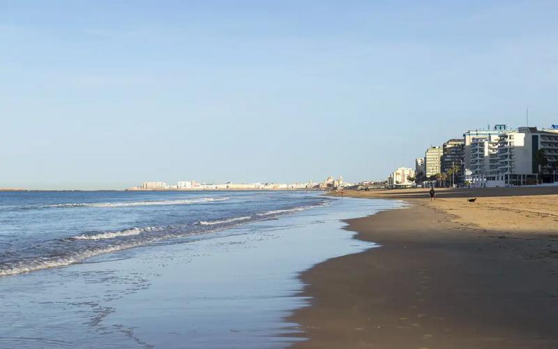 Beach, sand, ocean – Playa de la Victoria, Bahía de Cádiz, Cádiz | Andaluciatours