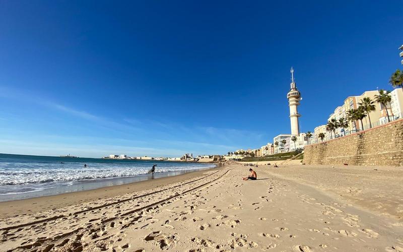 Beach, sea, tower – Playa de la Victoria, Bahía de Cádiz, Cádiz | Andaluciatours