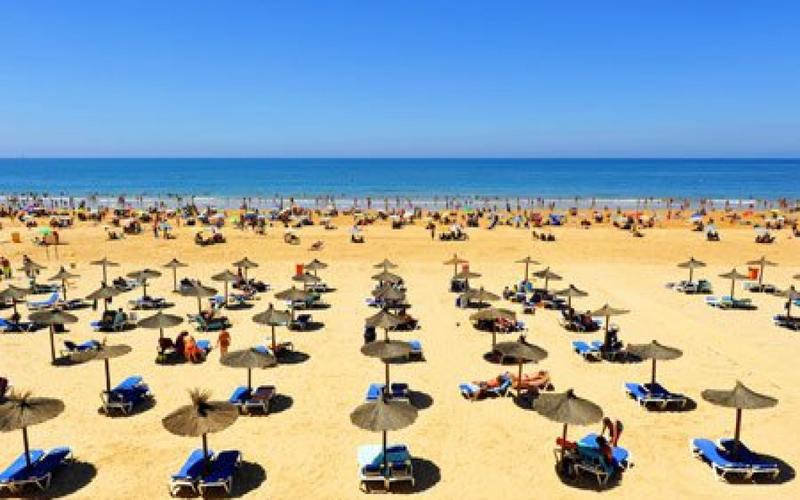 Playa de la Victoria in Bahía de Cádiz, Cádiz — discover it with Andaluciatours.