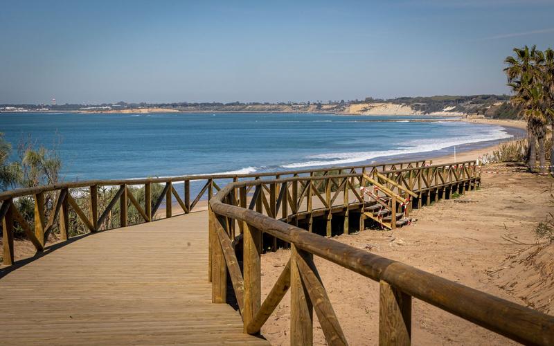 Beach, boardwalk, ocean – Playa de las Redes, Bahía de Cádiz, Cádiz | Andaluciatours