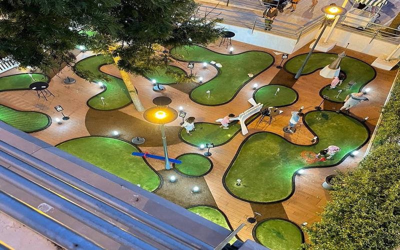 Mini golf, putting, overhead shot – QuizyGolf Mini Golf Marbella, Costa del Sol, Málaga | AndaluciaTours