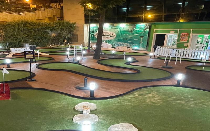 Mini golf, putting green, night – QuizyGolf Mini Golf Marbella, Costa del Sol, Málaga | AndaluciaTours