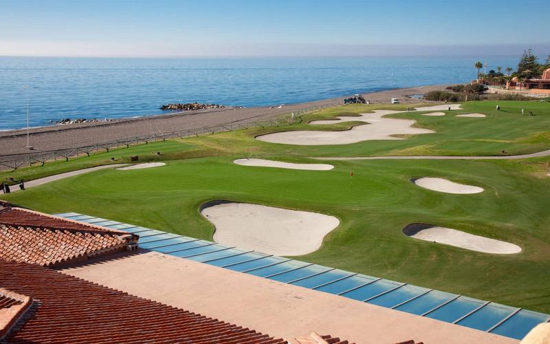 Golf course, ocean view, sand bunkers – Real Club de Golf Guadalmina, Costa del Sol, Málaga | Andaluciatours