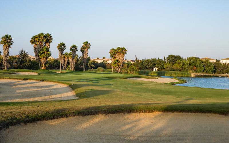 Golf course, sand trap, palm trees – Real Club de Golf Vista Hermosa, Bahía de Cádiz, Cádiz | Andaluciatours